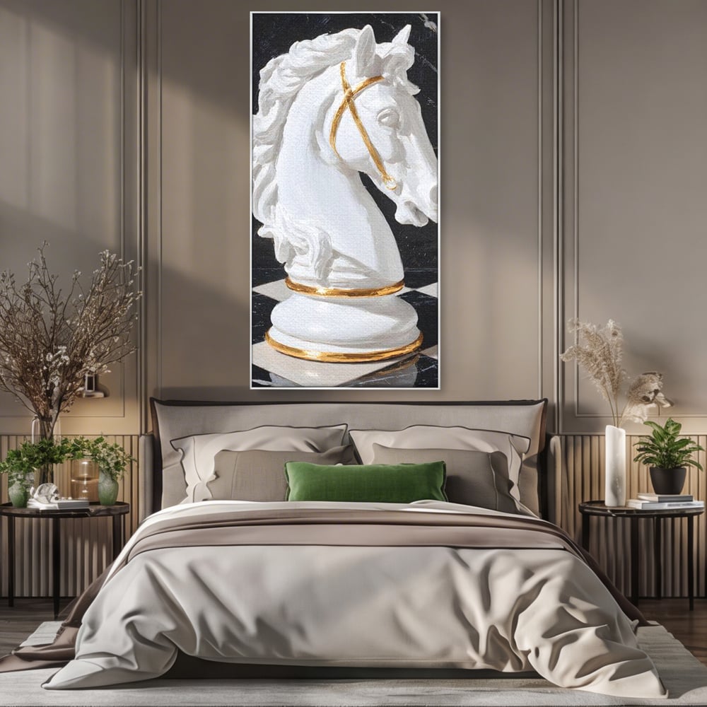 Tablou canvas cu tablou canvas cu cal de sah, in rama de aluminiu argintiu, pe perete intr-un dormitor